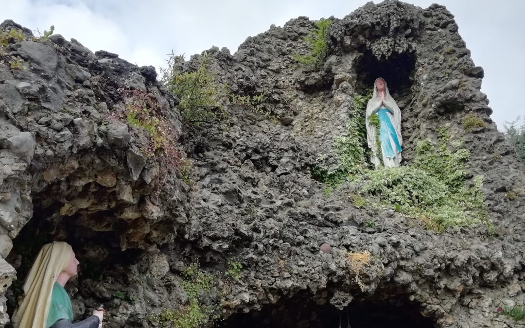 Canto di lode come Maria – Grotta di Lourdes in Via Masone