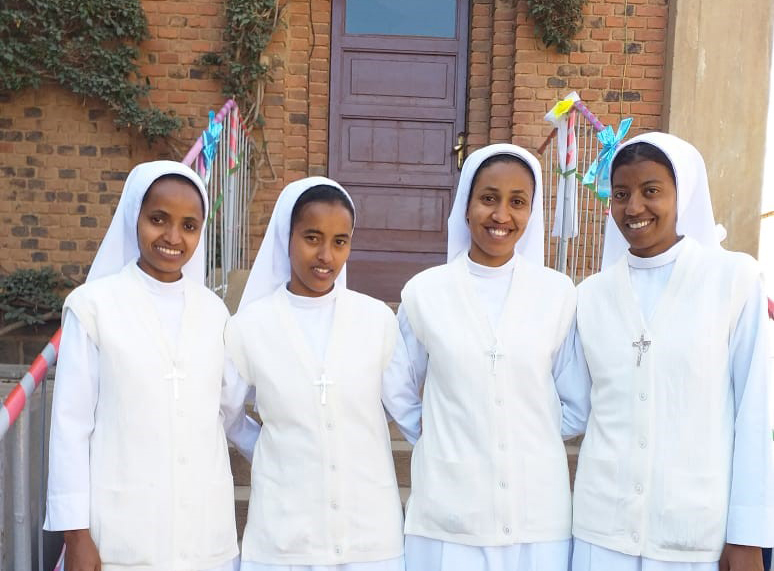 Prima professione di quattro novizie in Asmara